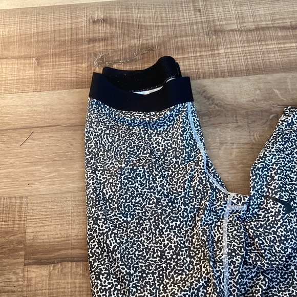 Nike Pro Women’s Medium Workout Pants Running track yoga exercise animal - Picture 3 of 8